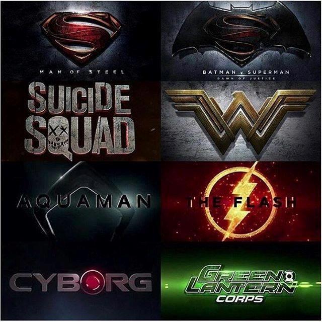 Il roster provvisorio del DC Extended Universe del recente passato Manifesto con i loghi e i titoli dei film DC