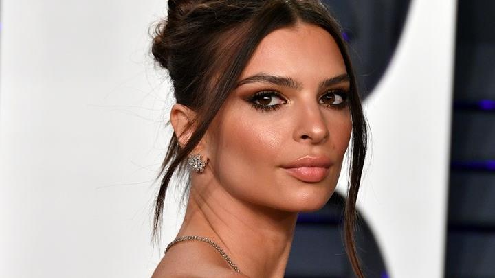 Emily Ratajkowski ha postato una foto in bikini su Instagram che ha fatto scoppiare una polemica Emily Ratajkowski al party di Vanity Fair in occasione degli Oscar 2019