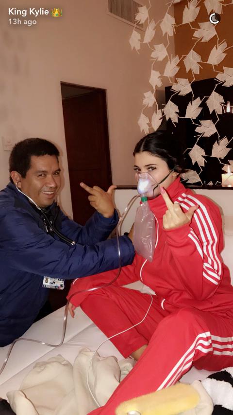 Kylie Jenner sui social durante un malore Kylie Jenner con il medico che l'ha soccorsa