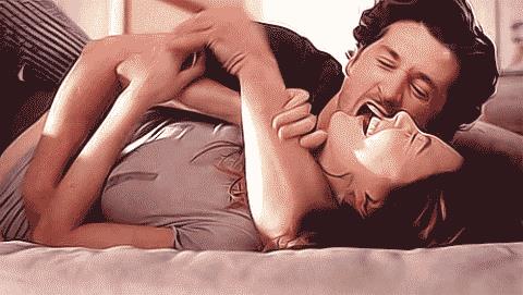 Derek Shephed e Meredith Grey a letto. Una gif di Derek Shepherd che "morde" Meredith Grey.