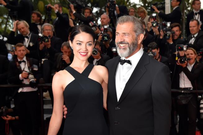 Mel Gibson ha una nuova giovane fidanzata Primo piano di Mel Gibson e Rosalind Ross