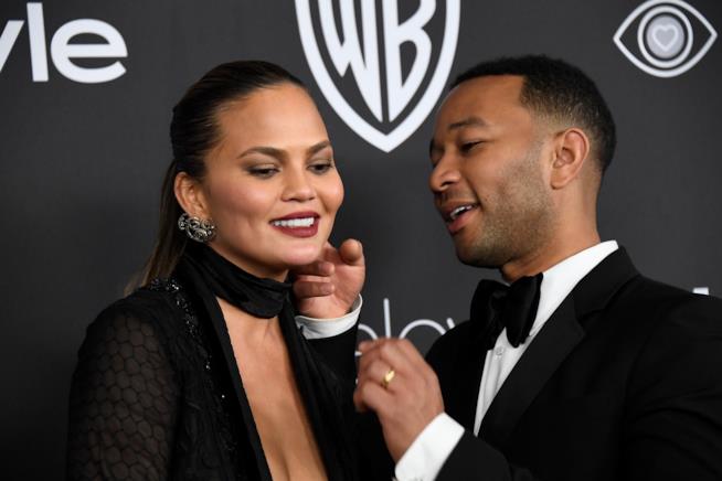 Chrissy Teigen accusa un paparazzo di razzismo su Twitter Primo piano di John Legend e Chrissy Teigen