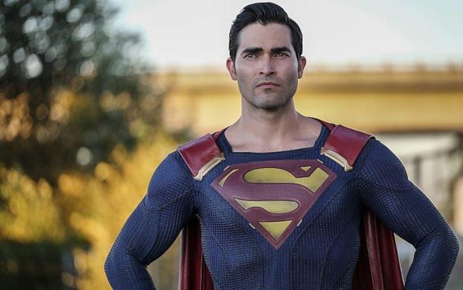 Clark Kent torna a Smallville, insieme a Lois Lane Mezzobusto di Tyler Hoechlin in costume da Superman
