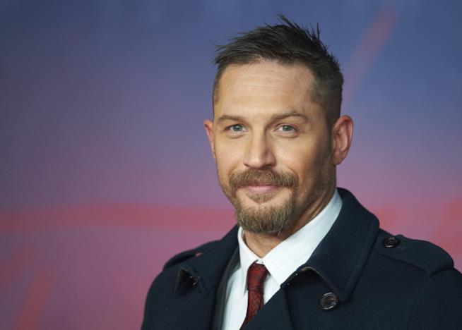 Tom Hardy è Fonzo nella nuova immagine ufficiale dal film Tom Hardy sul carpet della première di Dunkirk