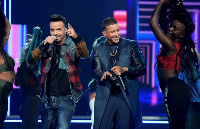 Daddy Yankee di Despacito: derubato in Spagna da un ladro spacciatosi per lui Daddy Yankee e Luis Fonsi ai Grammy 2018