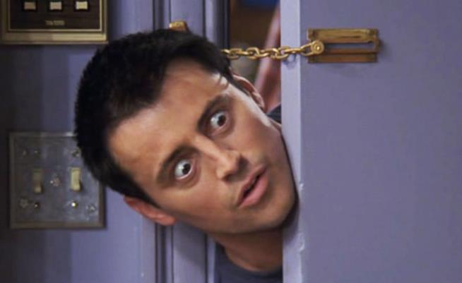 Joey Tribbiani raccontato in GIF Joey mette la testa in una porta