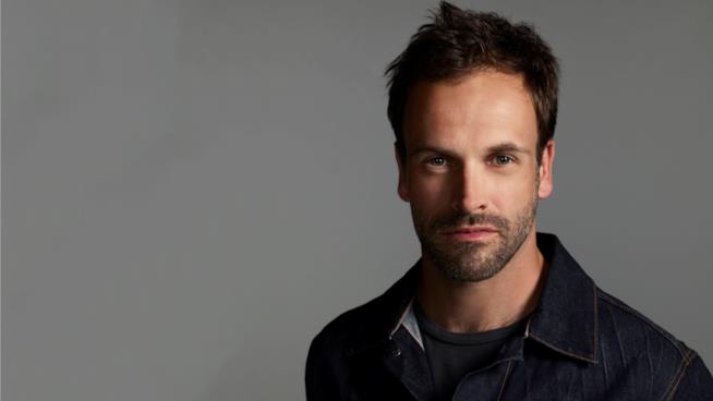 Elementary: l'attore protagonista Jonny Lee Miller L'attore Jonny Lee Miller di Elementary
