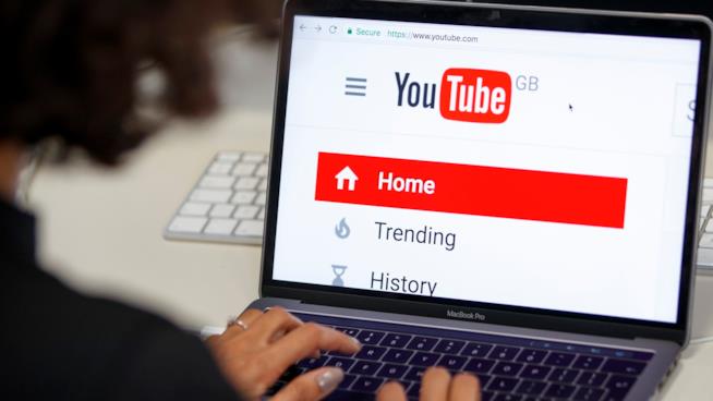 YouTube: rimossi i video che aiutano gli studenti a copiare YouTube contro gli influencer che hanno diffuso via video i servizi di EduBirdie