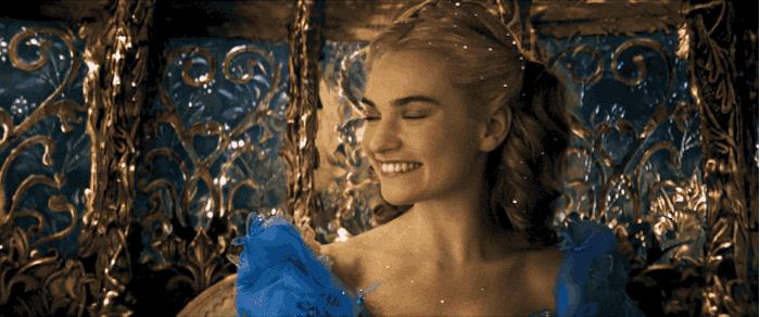 Lily James in una scena di Cenerentola Lily James è Cenerentola in un'immagine del live-action Disney