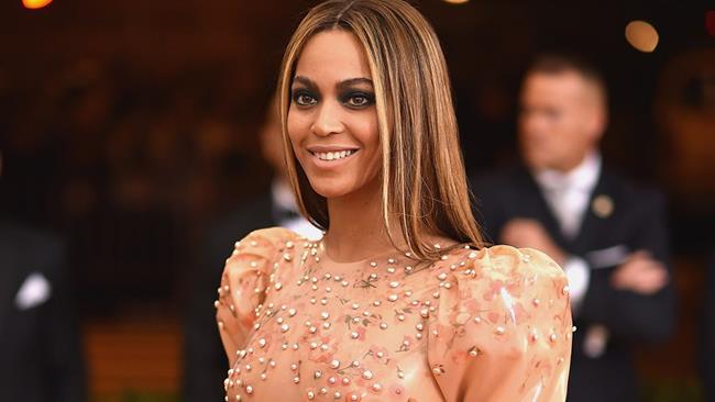 Beyoncé si è presentata al Met Gala senza Jay-Z e senza fede al dito Beyoncé sfila sul red carpet del Met Gala 2016