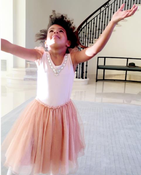 Beyoncé organizza un party a tema per Blue Ivy Primo piano di Blue Ivy al suo party di compleanno