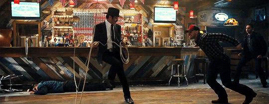 L'agente Whisky in azione GIF dell'agente Whisky in Kingsman: Il Cerchio d'Oro