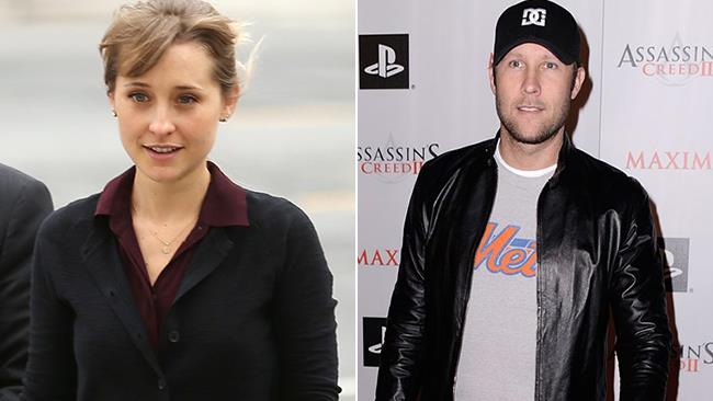NXIVM: Allison Mack si dichiara non colpevole, Michael Rosenbaum rompe il silenzio Allison Mack all'arrivo in tribunale e Michael Rosenbaum a un evento ufficiale