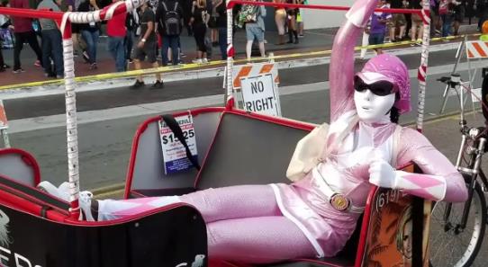 Lupita Nyong'o arriva al Comic-Con in cosplay e in calesse Lupita Nyong'o in cosplay da Power Ranger rosa si sdraia su un calessino