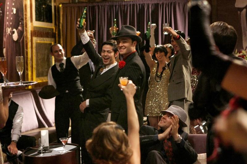 Gossip Girl Halloween Chuck brinda alla sua festa