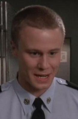 Il cadetto Eric Hansen, personaggio di Malcolm Eric Hansen durante una sequenza di Malcolm