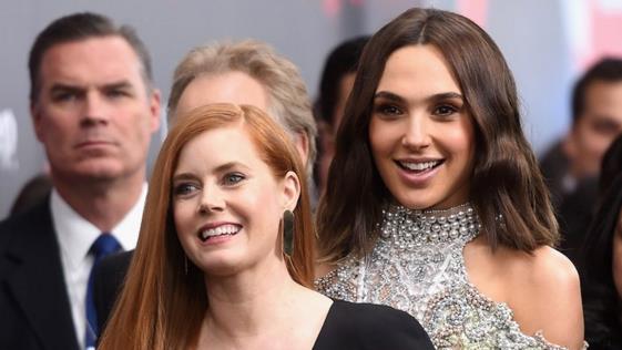 Dawn Of Justice, Amy Adams e Gal Gadot si sfidano sul red carpet Le attrici Amy Adams e Gal Gadot