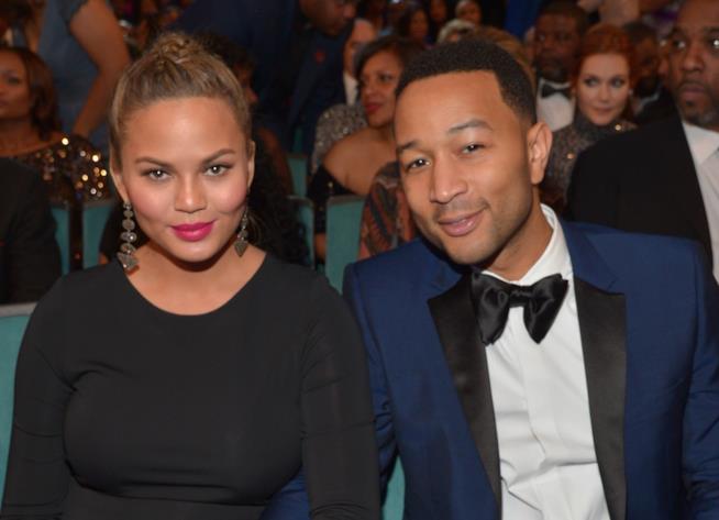 John Legend reagisce alle critiche mosse a Chrissy Teigen Primo piano di John Legend e Chrissy Teigen