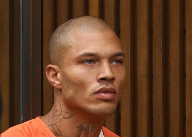 I 5 criminali più hot del mondo: menti criminali che coniugano belle facce a efferati crimini Il ladro Jeremy Meeks pronto al processo