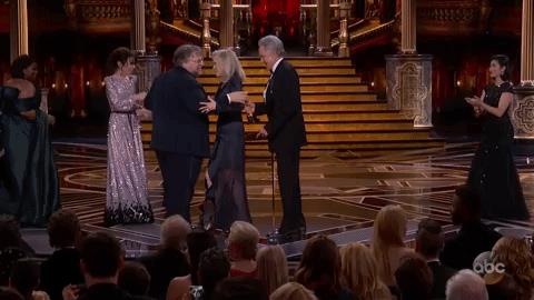 Guillemo del Toro controlla la busta Gullermo del Toro controlla la busta quando gli viene consegnato l'Oscar