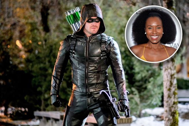 Sydelle Noel nel cast di Arrow 6 Oliver Queen nelle vesti di Arrow con arco e frecce e una piccola icona di Sydelle Noel