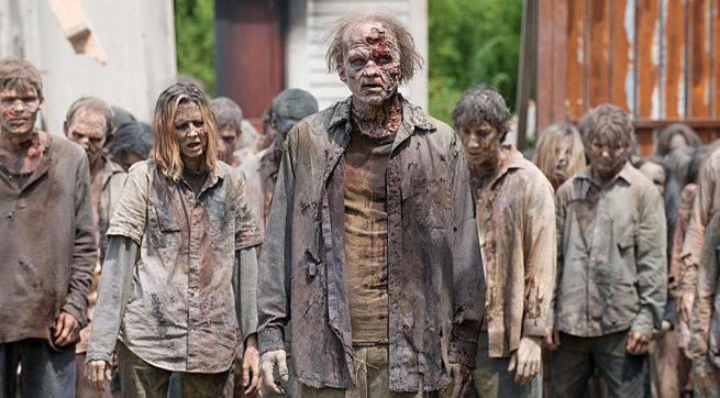 Parigi: caccia agli zombie con gli amici in una sala gioco con realtà virtuale Esercito di zombie in epidosio della serie TV The Waling Dead