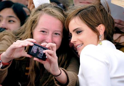Emma Watson e le foto dei fan Emma Watson fa un selfie con una fan