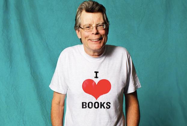 Stephen King Stephen King con la maglietta I love books