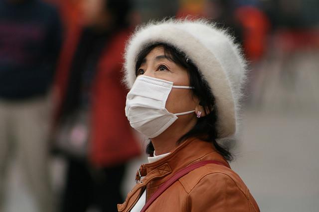 Smog ridotto in Cina grazie al coronavirus, i grafici della NASA Donna cinese con la mascherina, per proteggersi dallo smog (diminuito grazie al coronavirus)