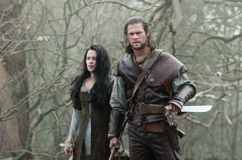 Trama e cast di Biancaneve e il cacciatore, la pellicola con Charlize Theron Kristen Stewart e Chris Hemsworth