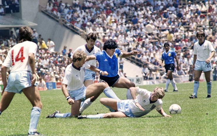 Konami ricrea il Gol del Secolo di Maradona in PES 2018 Maradona in azione durante Argentina-Inghilterra del 1986