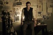 Un giovane J.R.R. Tolkien nella prima immagine del biopic Nicholas Hoult nei panni di Tolkien seduto su una scrivania, sullo sfondo di una parete con disegni