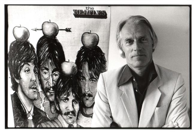 Muore a 90 anni George Martin il leggendario produttore dei Beatles George Martin vicino ad una rappresentazione dei Beatles