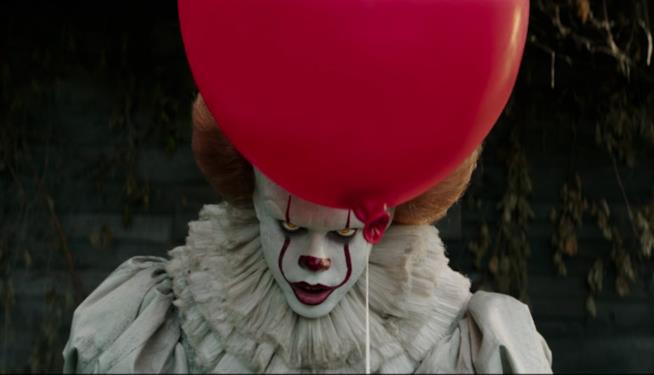 Poliziotto si veste da Pennywise per il New York Comic Con 2017 Bill Skarsgard vestito da Pennywise