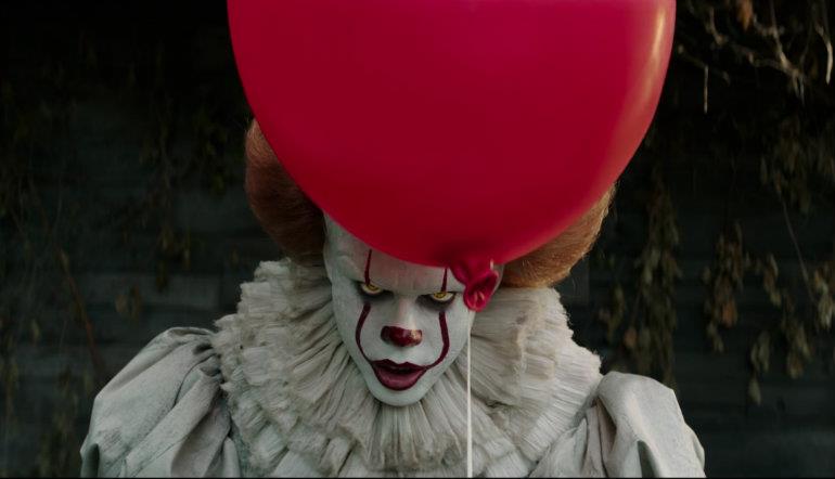 Poliziotto si veste da Pennywise per il New York Comic Con 2017 Bill Skarsgard vestito da Pennywise