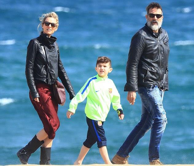 L'interprete di Negan passeggia sulla spiaggia a Barcellona Barcellona: l'interprete di Negan in gita con la famiglia
