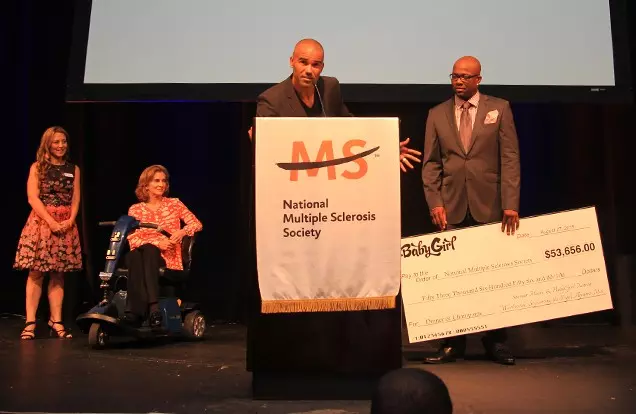 Shemar Moore e i suoi polpacci per beneficienza.
