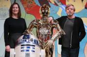 Kathleen Kennedy racconta il futuro di Star Wars e il suo rapporto con George Lucas Kathleen Kennedy e Mark Hamill con C-3PO e R2-D2