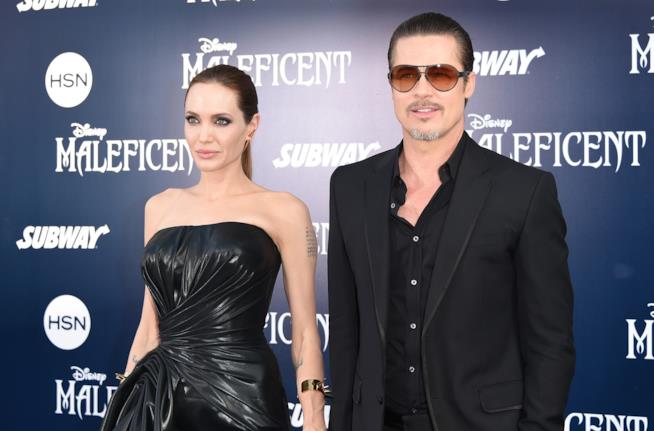 Angelina Jolie accusa di nuovo Brad Pitt Primo piano di Brad Pitt e Angelina Jolie