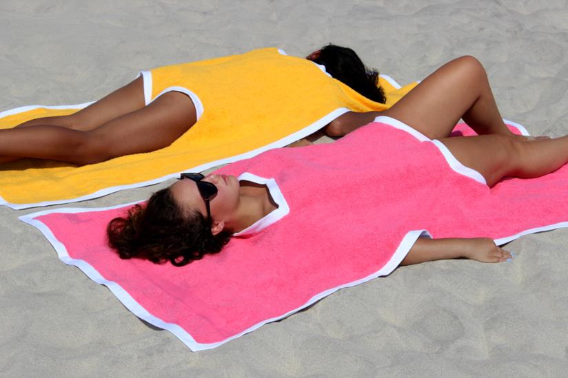 Arriva il Towelkini: telo mare e bikini 2 in 1 Foto del nuovo trend estivo, il Towelkini