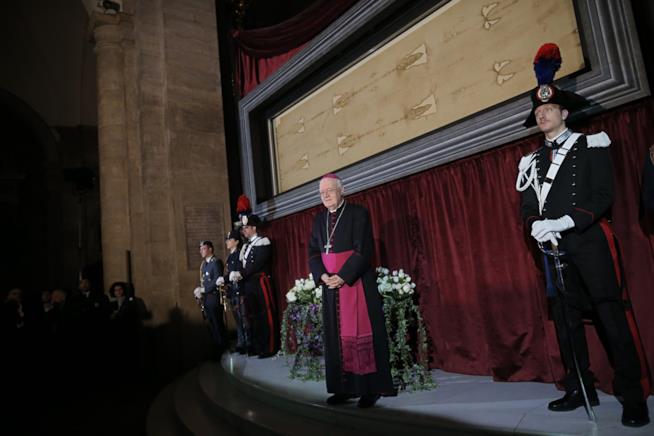 Sacra Sindone: nuova ricerca rivela delle incongruenze sulle macchie di sangue Esposizione Sacra Sindone