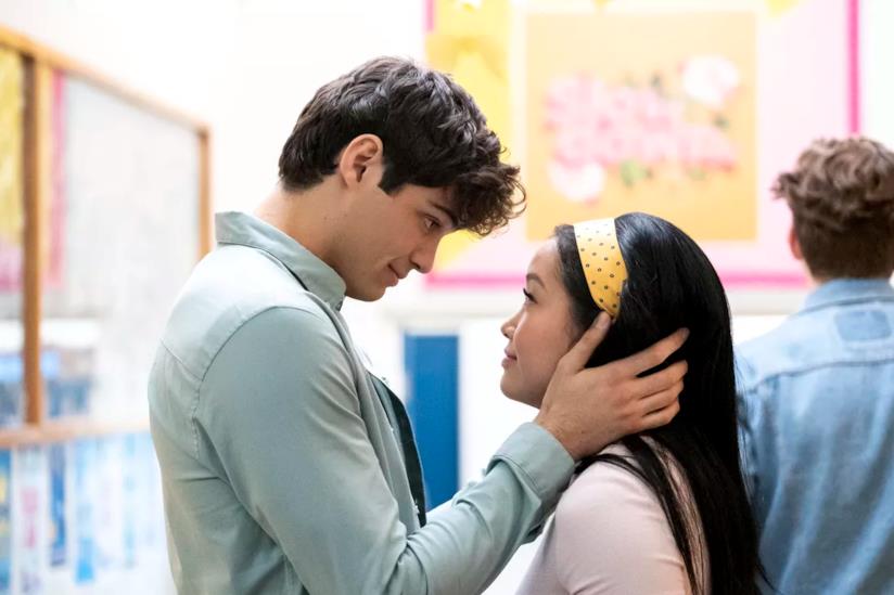 Tutte le volte che ho scritto ti amo: i libri di Jenny Han Noah Centineo e Lana Condor in una scena di P.S. Ti amo ancora