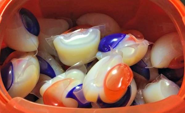 Le capsule di detersivo per lavatrici prodotte da Tide Primo piano delle capsule di detersivo per lavatrici prodotte da Tide