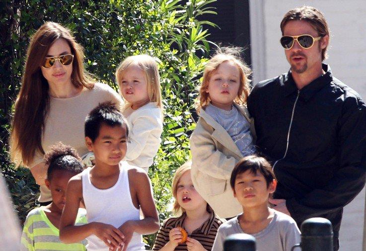 Brad Pitt e Angelina Jolie si trasferiscono con i figli in Inghilterra Brad Pitt e Angelina Jolie con i sei figli