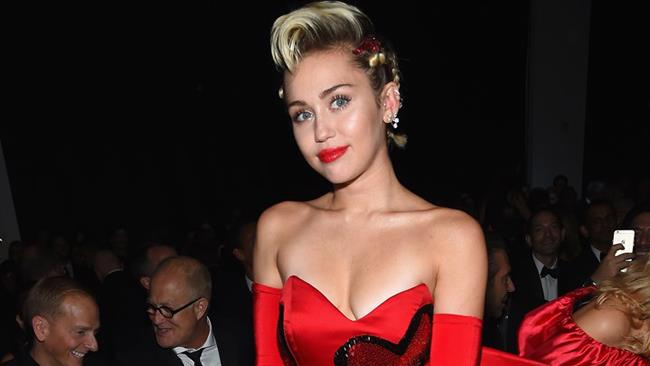 Miley Cyrus innamorata di Liam Hemsworth chiude con gli eccessi Miley Cyrus con un abito rosso a cuori