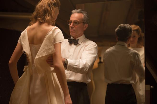 Il filo nascosto, la recensione: l'addio di Daniel Day Lewis con un grande film Scena de Il filo nascosto