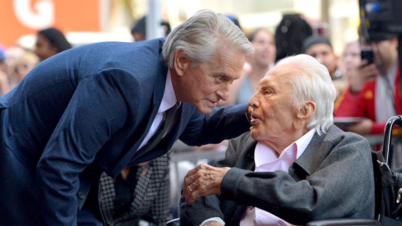 Michael Douglas ha ottenuto la stella sulla Walk of Fame Michael Douglas e il padre Kirk durante la cerimonia stellare sulla Hollywood Walk of Fame