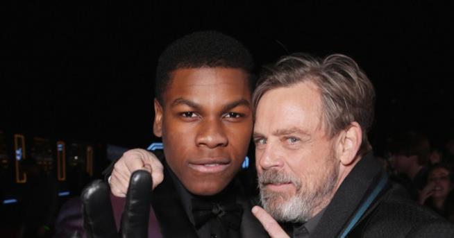 Mark Hamill e John Boyega prendono in giro su Twitter i fan di Star Wars Primo piano di Mark Hamill e John Boyega in uno scatto di Todd Williamson