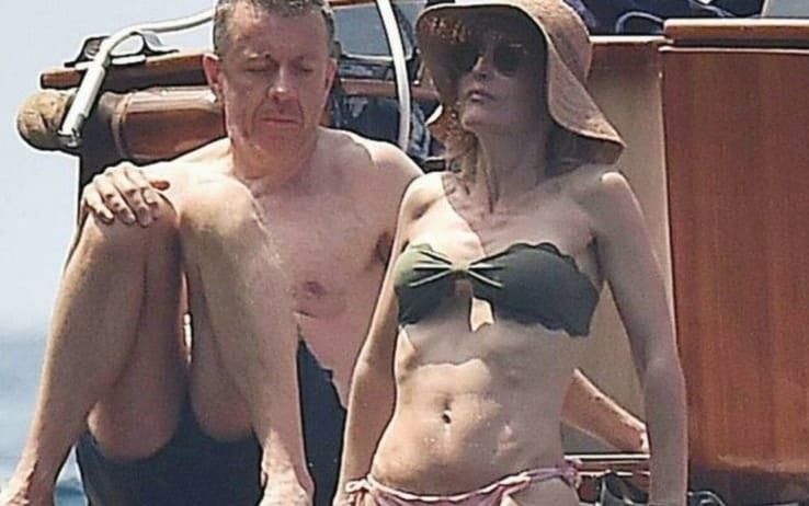L'attrice di X-Files con il compagno L'attrice di X-Files al mare con il compagno