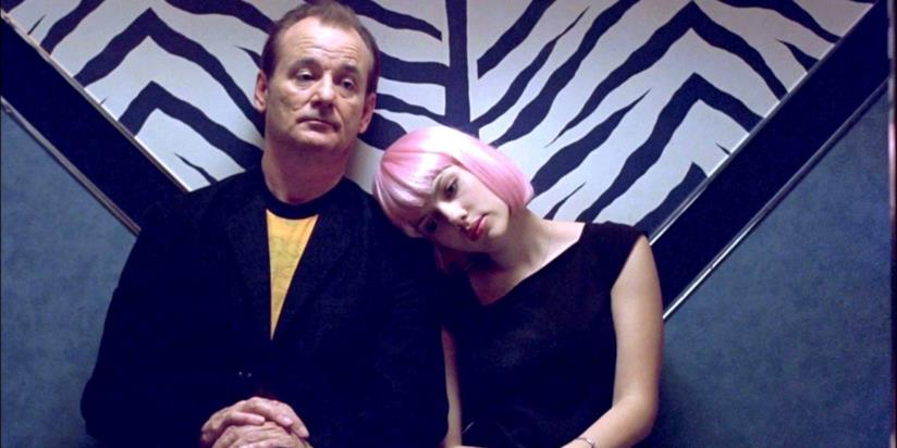 La spiegazione del titolo e del significato del film Lost in Translation di Sofia Coppola In foto Bill Murray e Scarlett Johansson in una scena da Lost in Translation